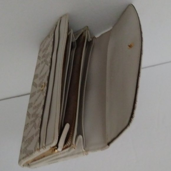 Michael Kors Jet Set Travel Large Trifold Leather/PVC Wallet - Picture 13 of 13